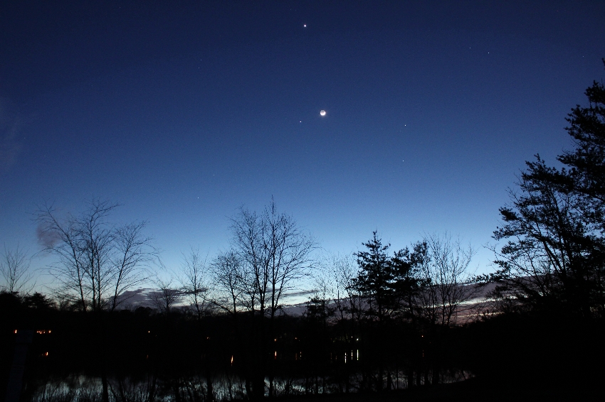 Moon - Jupiter - Venus; conjunction; Canon 550D @ISO 800; 2-sec exp; Pic Style: Standard; WB: Daylight; lens at 18mm f/5; 7:04 PM; 3-25-12; Pemberton Lake